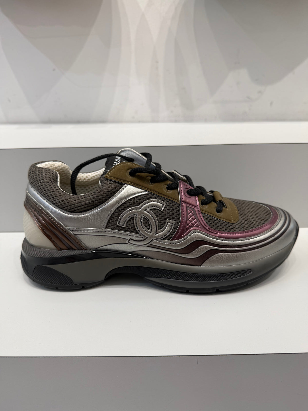CHANEL SNEAKER – ARGENT, KAKI ET ROSE