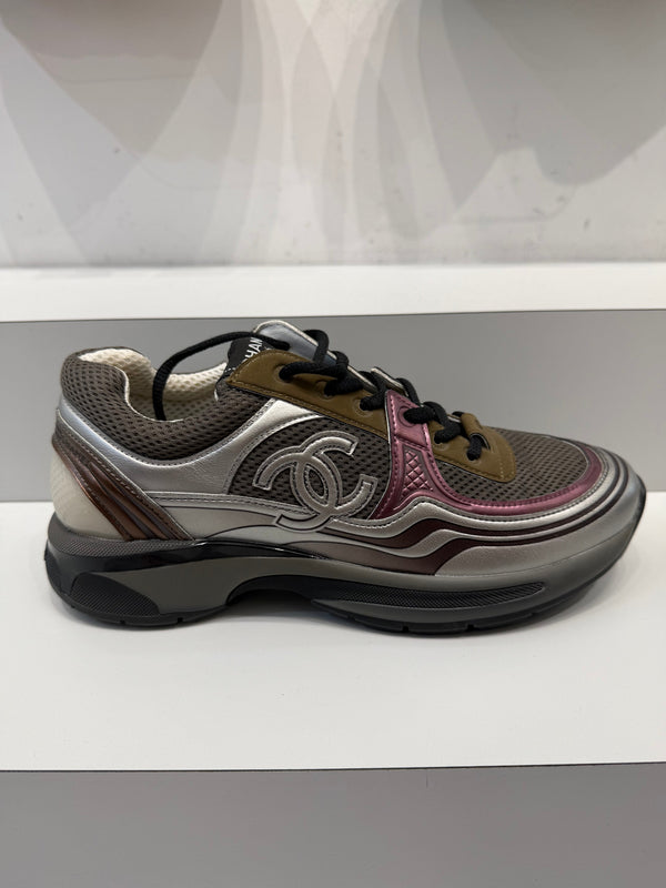 CHANEL SNEAKER – ARGENT, KAKI ET ROSE