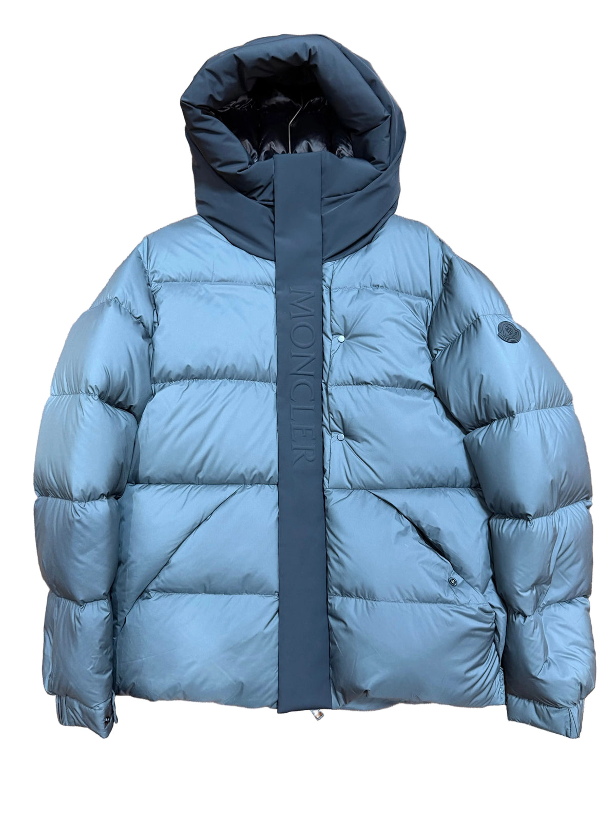 MONCLER — Doudoune à capuche et patte contrastée, nylon mat, Bleu ciel et bleu marine