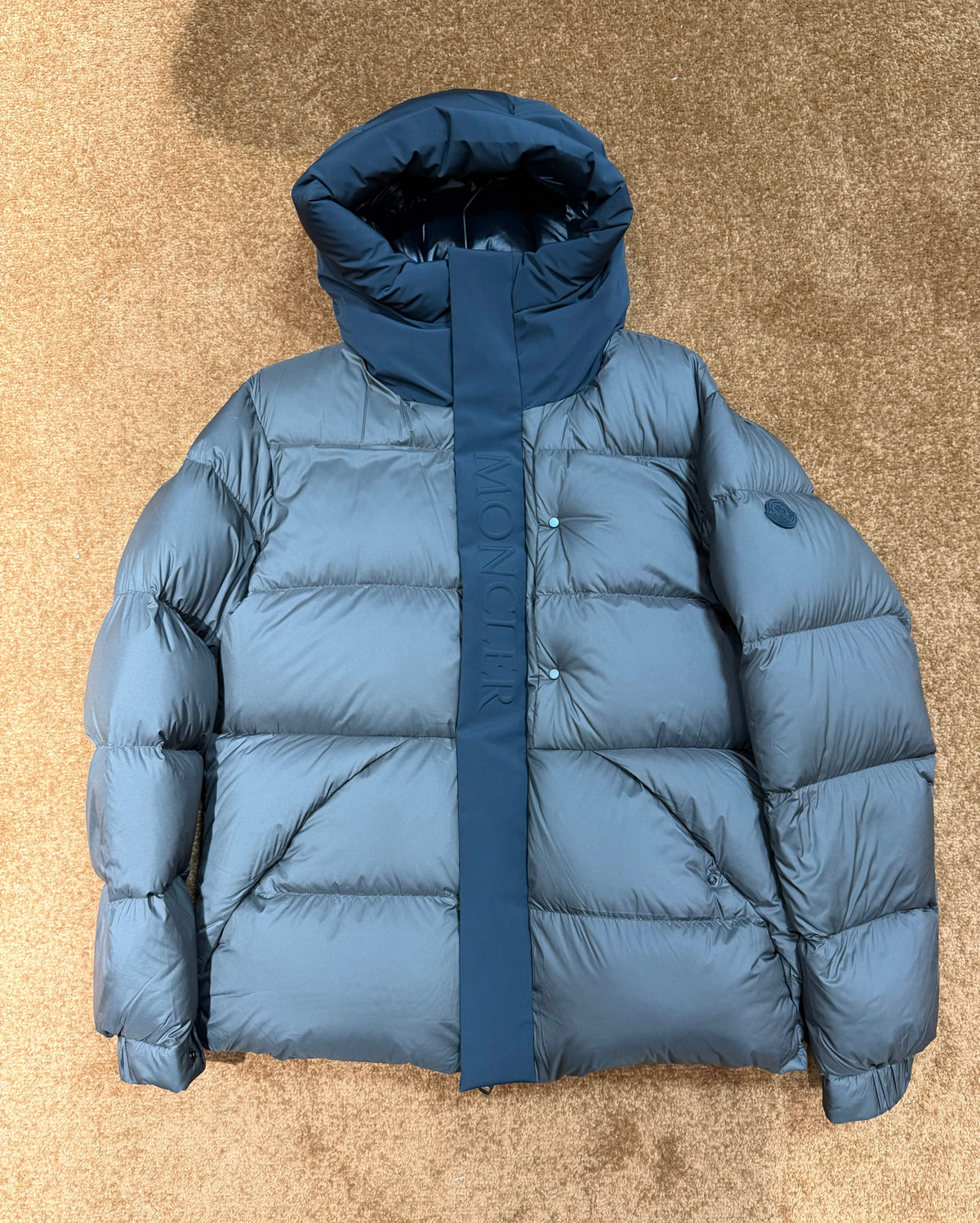 MONCLER — Doudoune à capuche et patte contrastée, nylon mat, Bleu ciel et bleu marine
