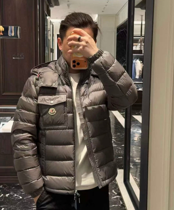 MONCLER — Doudoune à capuche et poches à rabat, nylon brillant, Gris taupe