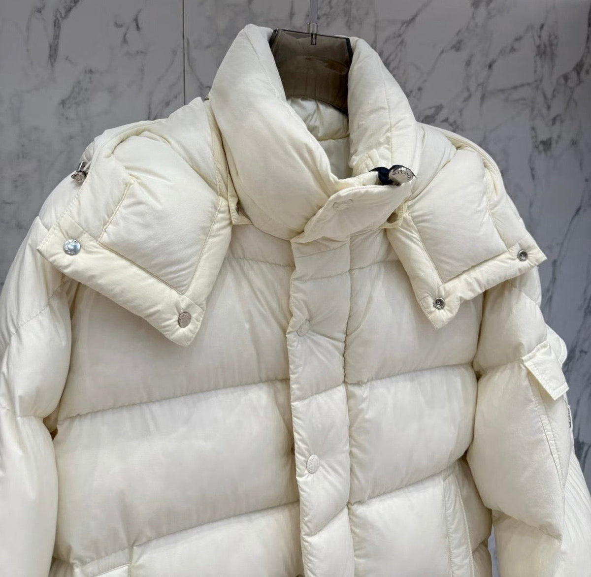MONCLER — Doudoune à capuche amovible, nylon mat, Blanc cassé