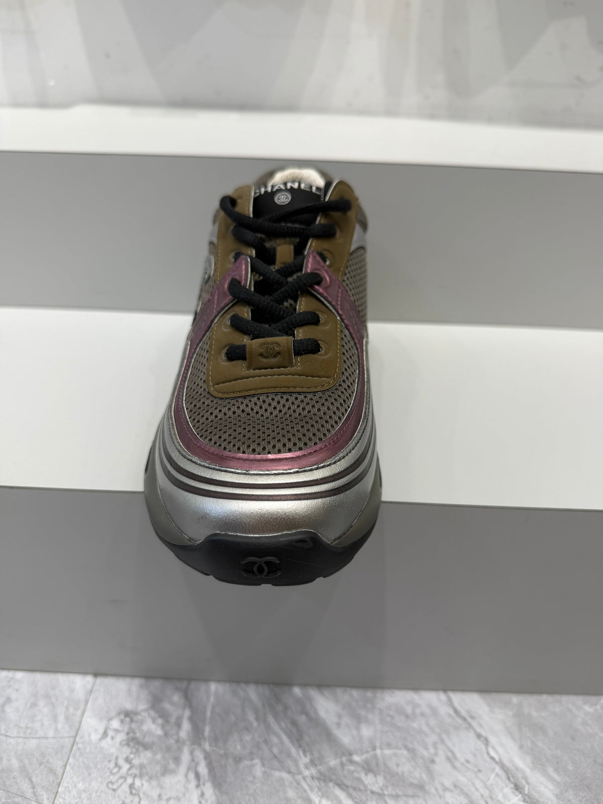 CHANEL SNEAKER – ARGENT, KAKI ET ROSE