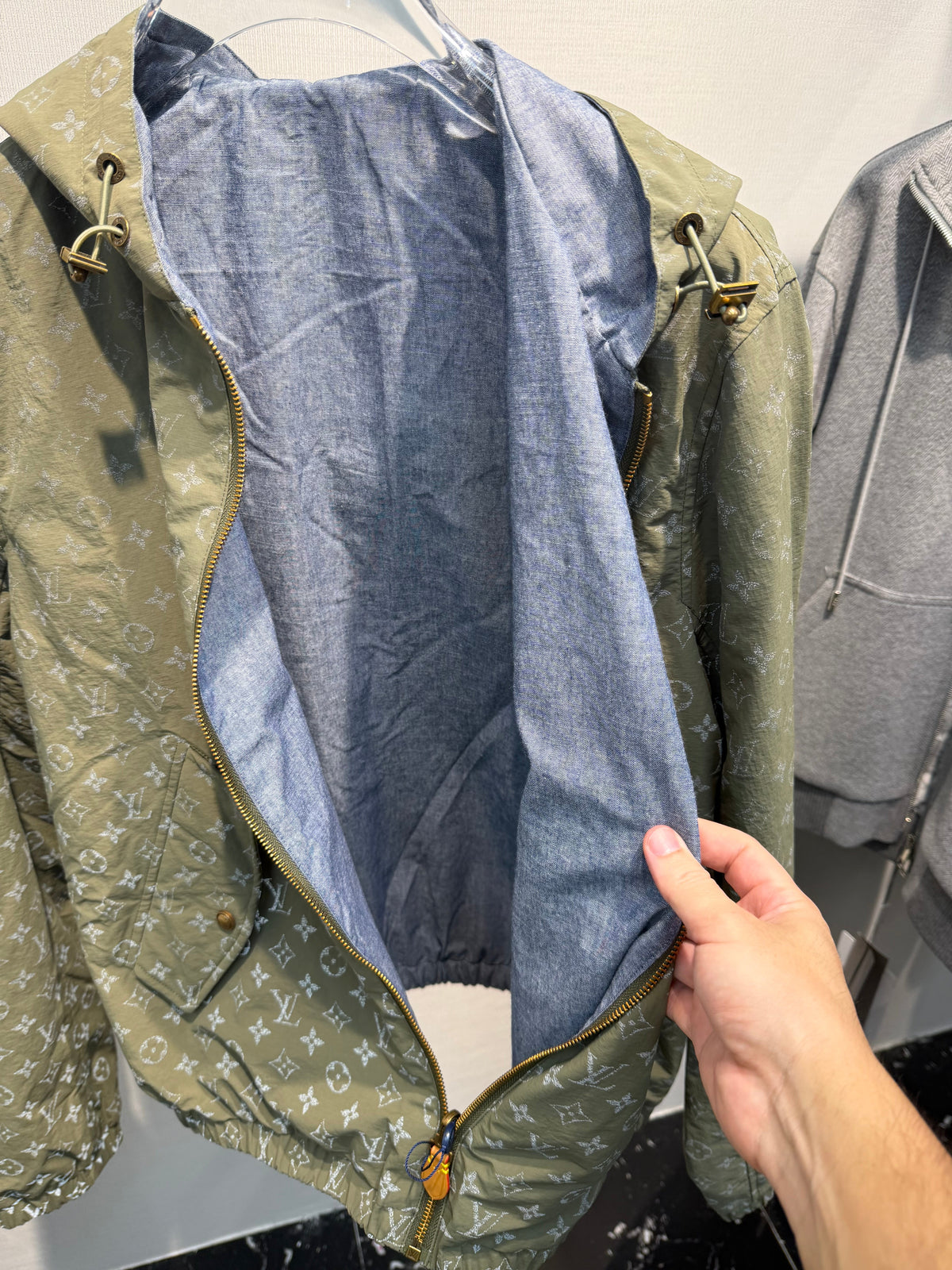 LOUIS VUITTON — Blouson réversible à capuche Monogram, nylon, Vert kaki et bleu clair