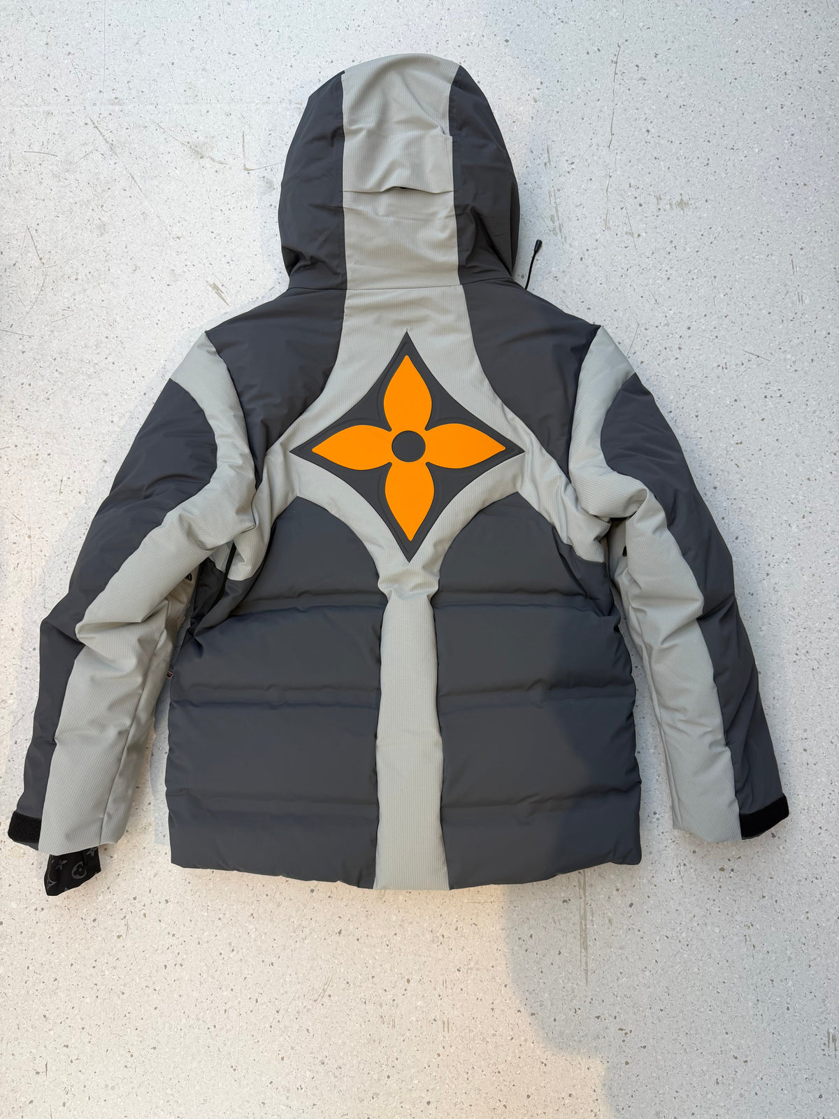 LOUIS VUITTON — Doudoune à capuche colorblock, nylon technique, Gris et gris clair