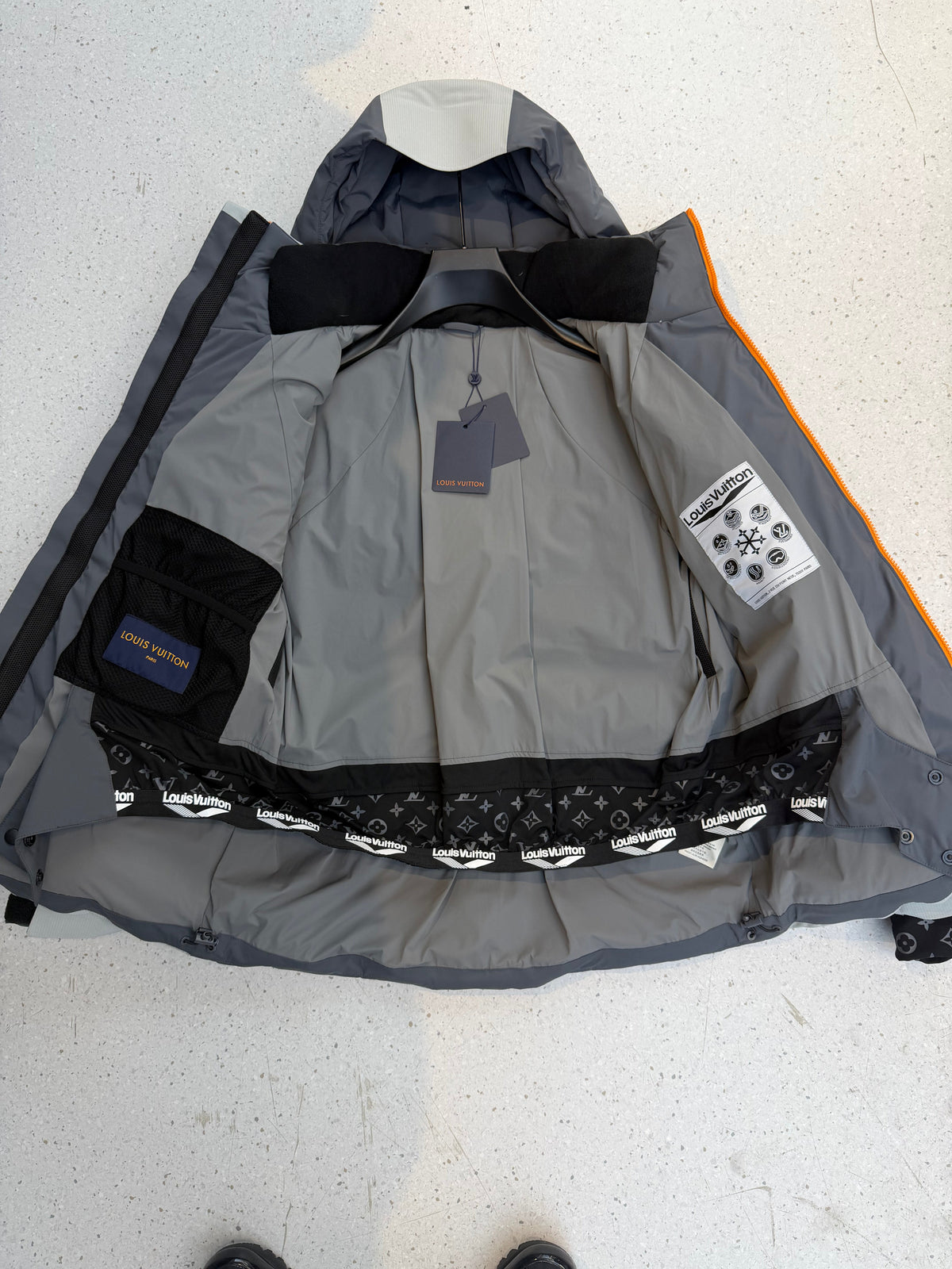 LOUIS VUITTON — Doudoune à capuche colorblock, nylon technique, Gris et gris clair