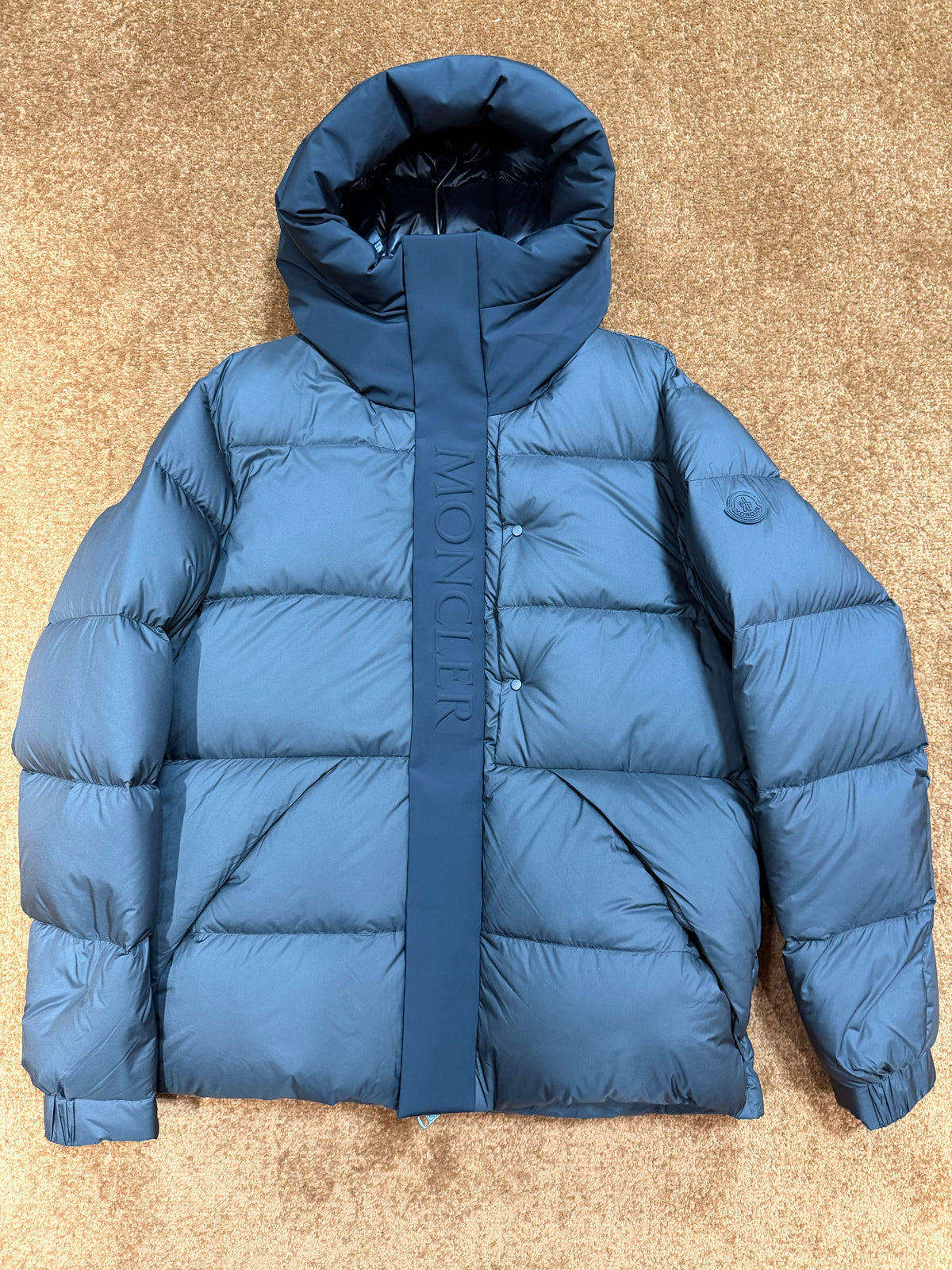 MONCLER — Doudoune à capuche et patte contrastée, nylon mat, Bleu ciel et bleu marine