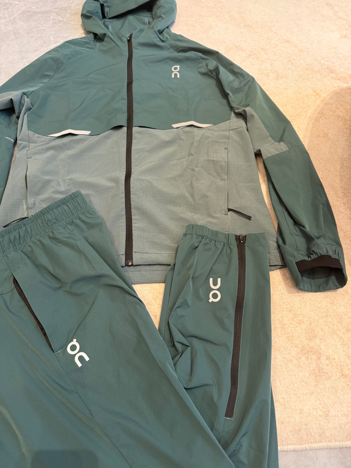ON — Ensemble Survêtement Vert Sapin & Gris (Veste à Capuche + Jogger)