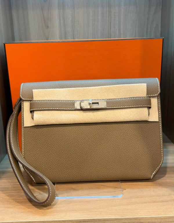 HERMÈS KELLY DÉPÊCHES POCHETTE – CUIR ÉTOUPE