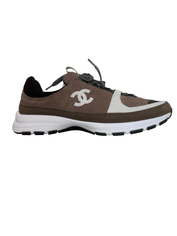 CHANEL — Sneakers CC Suède Taupe, Blanc & Noir