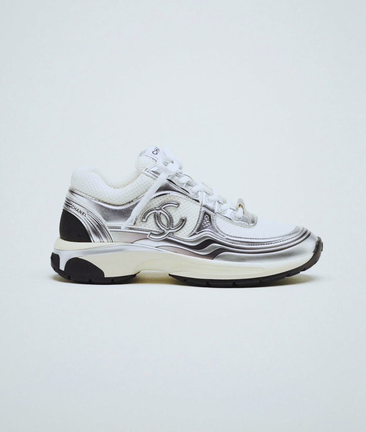 CHANEL — Sneakers CC Cuir Laminé Argent & Blanc
