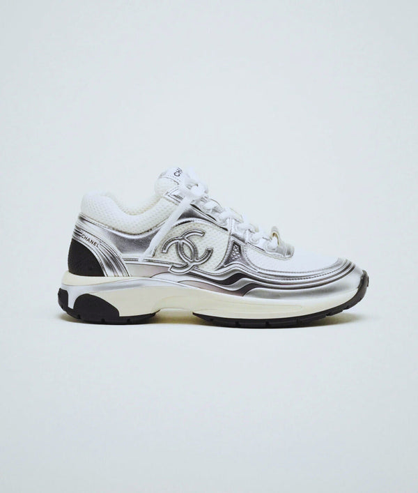 CHANEL — Sneakers CC Cuir Laminé Argent & Blanc